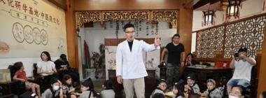 国药老店里 “洋娃娃”亲密接触中医药文化